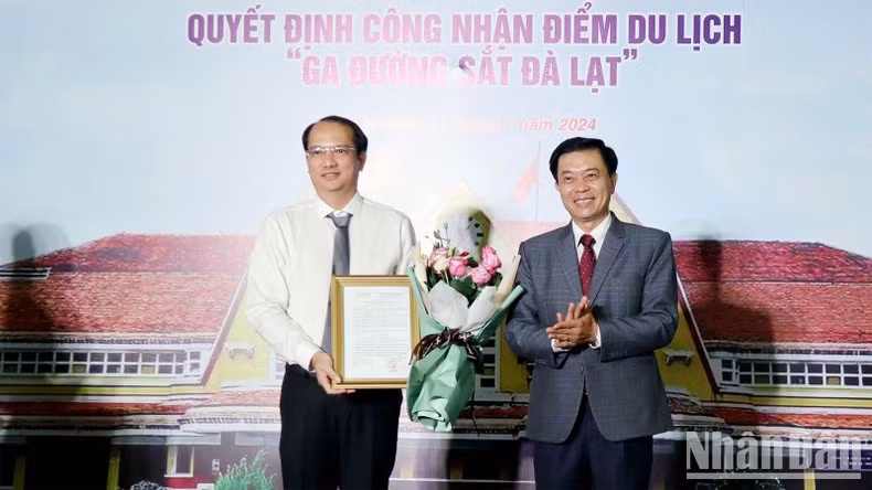 El director del Servicio de Cultura, Deportes y Turismo de Lam Dong, Nguyen Trung Kien, entrega la Decisión del Comité Popular provincial para integrar la estación de trenes de Da Lat al mapa turístico nacional.
