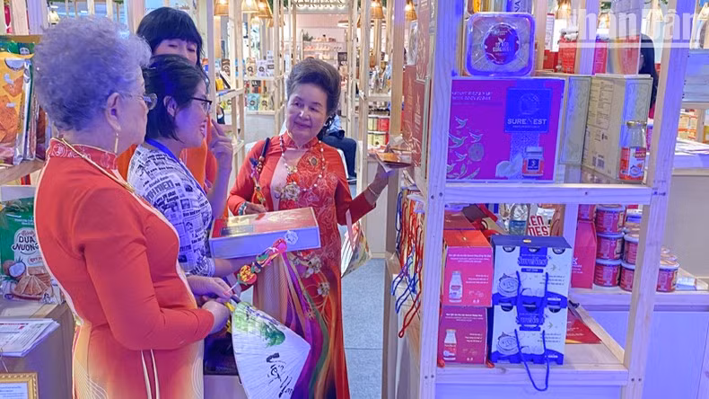 Los vietnamitas residentes en Tailandia visitan los puestos que presentan productos de su tierra natal.