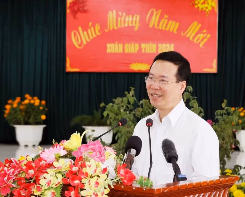 El presidente de Vietnam felicita a los trabajadores y oficiales del regimiento 152, en la Zona Militar 9 en ocación del Año Nuevo Lunar.