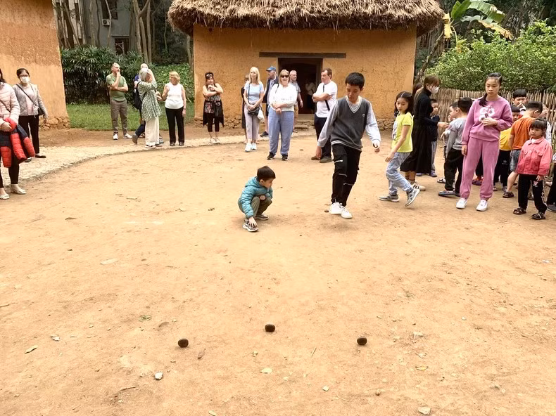 Niños participan en un juego tradicional. Niños participan en un juego tradicional.