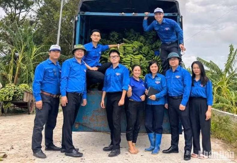 Jóvenes voluntarios están en todas partes para ayudar a las personas en dificultades después de tormentas e inundaciones.