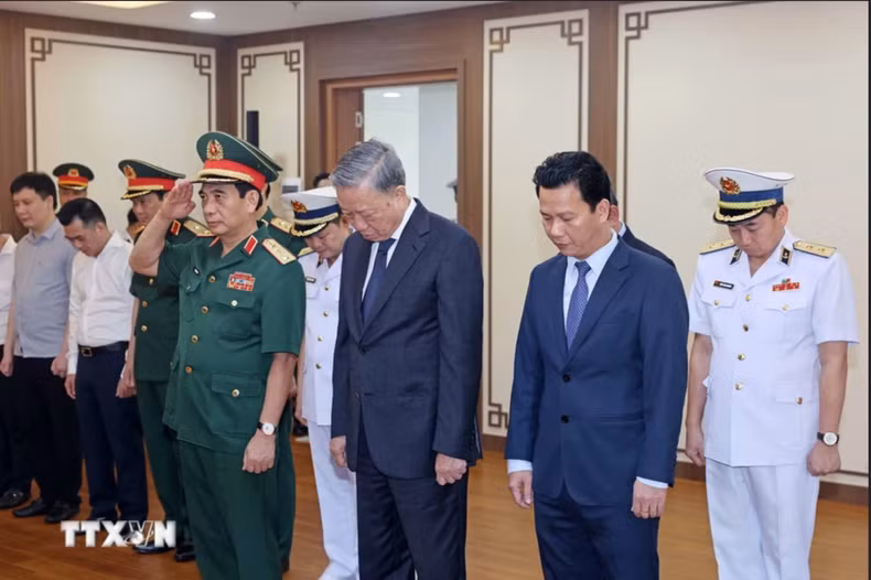 El presidente To Lam rinde homenaje al Presidente Ho Chi Minh, al general Vo Nguyen Giap y a los heroicos mártires de la Armada.