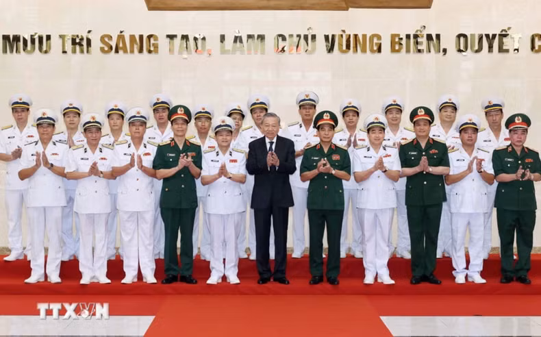 El presidente del país, To Lam, y dirigentes del Ministerio de Defensa y el Mando de la Armada.