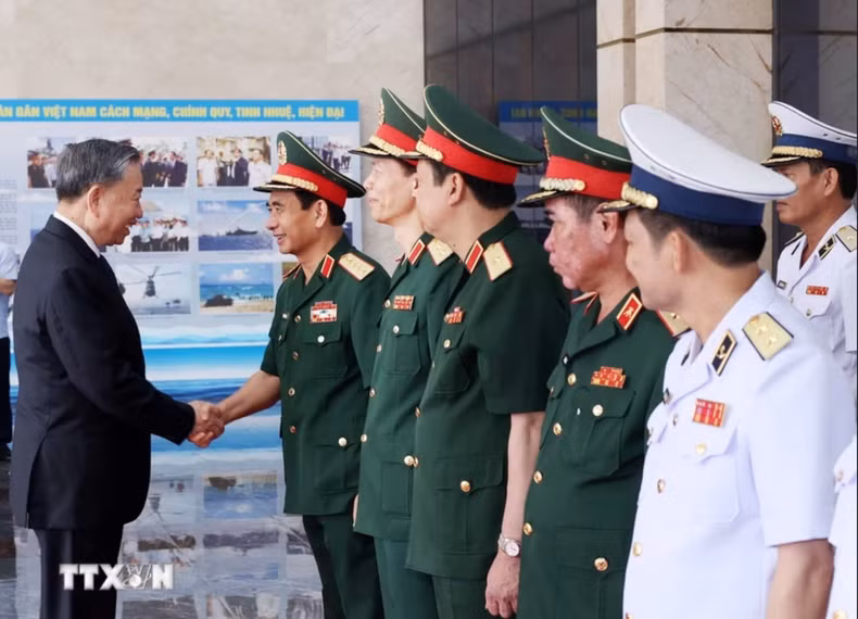 El presidente del país, To Lam, y dirigentes del Ministerio de Defensa.