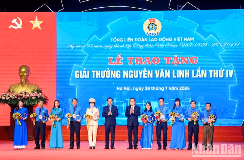 El presidente de la ANV entrega el Premio Nguyen Van Linh a los representantes sindicales destacados. El presidente de la ANV entrega el Premio Nguyen Van Linh a los representantes sindicales destacados.