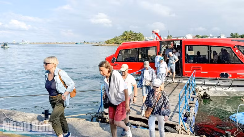Turistas internacionales visitan Phu Quoc. Turistas internacionales visitan Phu Quoc.