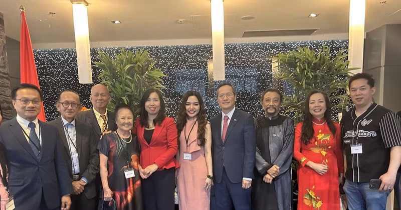 La vicecanciller Le Thi Thu Hang (quinta a la izquierda), y representantes de residentes vietnamitas en Canadá. (Fuente: VNA)