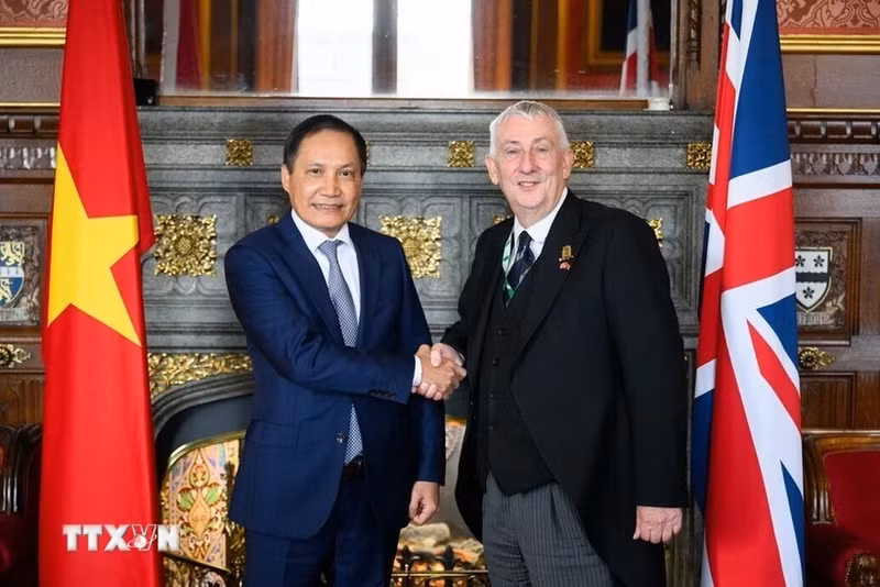 El embajador de Vietnam en el Reino Unido, Do Minh Hung, sostiene una sesión de trabajo con el presidente de la Cámara de los Comunes de este país europeo, Lindsay Hoyle. 