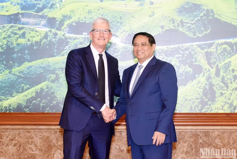 El primer ministro de Vietnam, Pham Minh Chinh, recibe al director ejecutivo del Grupo Apple, de Estados Unidos, Tim Cook.
