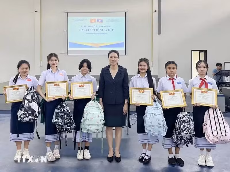 La cónsul general de Vietnam en Savannakhet, Dang Thi Hai Tam, y las ganadoras. (Fuetne: VNA)