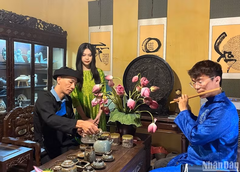 Actuación del artista de flauta de bambú Do Quang Minh.
