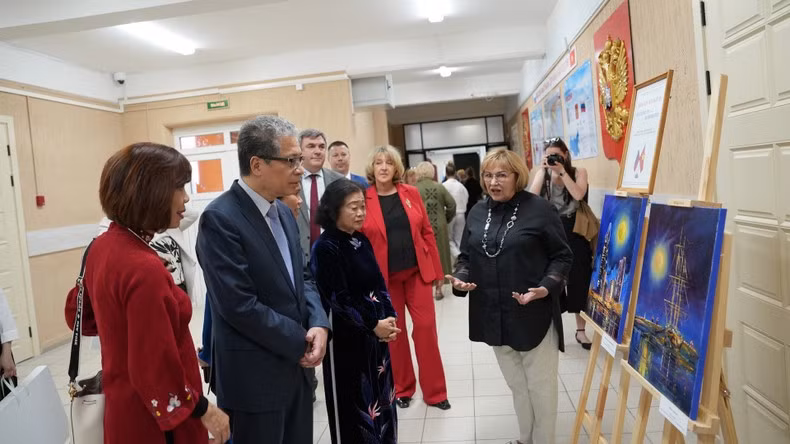 La ex vicepresidenta Truong My Hoa y el embajador Dang Minh Khoi visitan la exposición en la escuela secundaria 488.