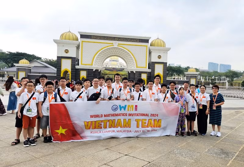 La delegación de estudiantes vietnamitas que participó en el Concurso Internacional de Matemático en Malasia.