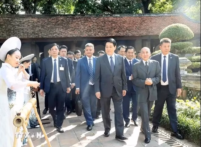 El presidente de Vietnam, Luong Cuong, y el rey de Camboya, Norodom Sihamoni, visitan el Templo de la Literatura. (Fuente: VNA)