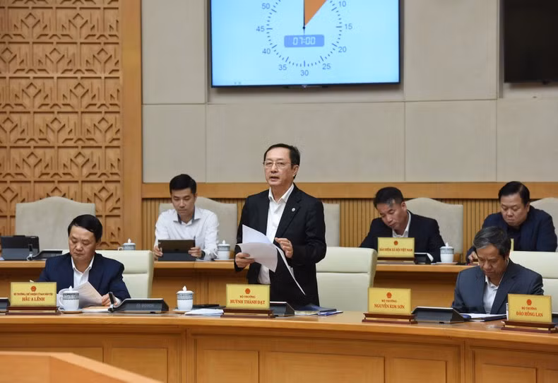 El ministro de Ciencia y Tecnologia, Tran Thanh Dat, presenta su opinión.
