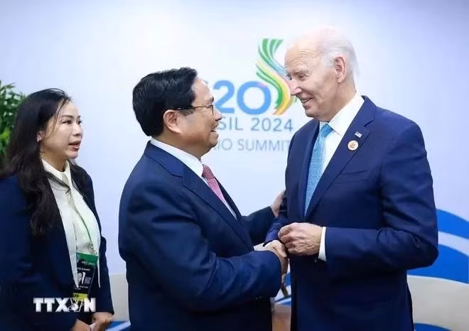 El primer ministro de Vietnam, Pham Minh Chinh, saluda al presidente de Estados Unidos, Joe Biden. (Foto: VNA) El primer ministro de Vietnam, Pham Minh Chinh, saluda al presidente de Estados Unidos, Joe Biden. (Foto: VNA)