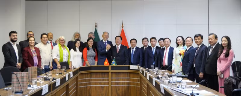 Nguyen Trong Nghia, miembro del Buró Político y jefe de la Comisión de Propaganda y Educación del Comité Central del Partido Comunista de Vietnam, y la delegación vietnamita toman fotografía con representantes de la Asociación de Amistad Brasil – Vietnam. (Fuente: VNA)