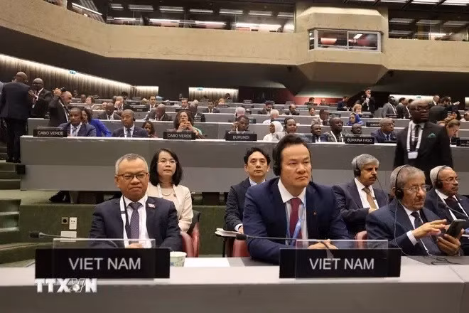 El subjefe del Comité de Asuntos Exteriores de la Asamblea Nacional de Vietnam, Nguyen Manh Tien, con el embajador Mai Phan Dung, el jefe de la delegación vietnamita en Ginebra en la cita (Foto: VNA).