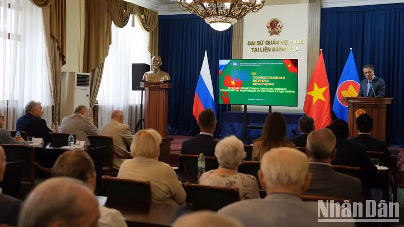 El embajador vietnamita, Dang Minh Khoi, habla en el encuentro.