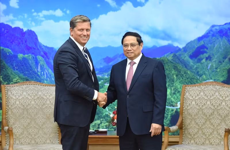 El primer ministro vietnamita, Pham Minh Chinh, recibe a Tim Hughes, vicepresidente a cargo de relaciones gubernamentales y negocios globles de SpaceX. 