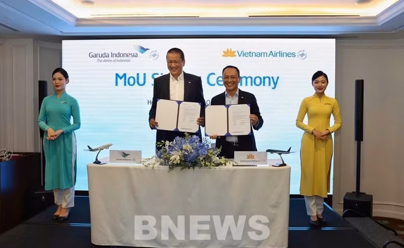 La aerolínea de bandera nacional Vietnam Airlines y Garuda Indonesia firman un memorando de entendimiento. (Fuente: Bnews)