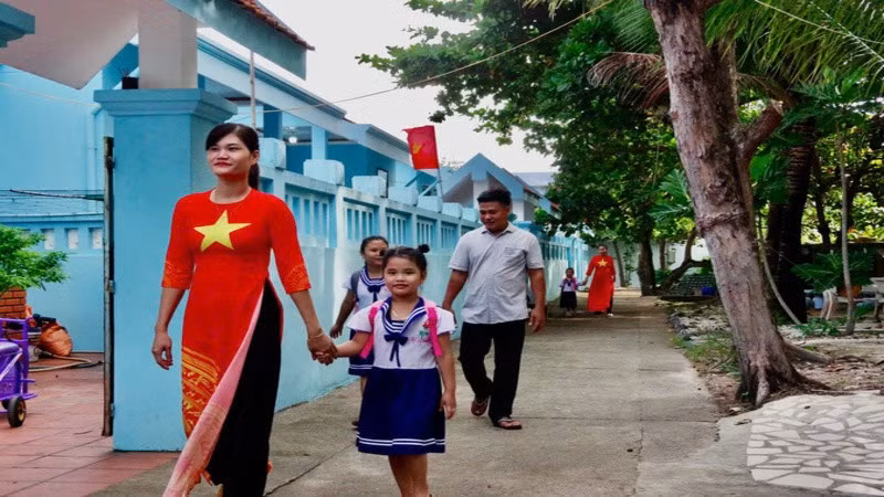 Ceremonia inaugural del nuevo año escolar en Truong Sa