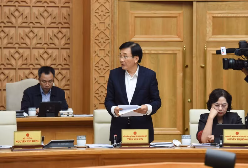 Tran Van Son, ministro y jefe de la Oficina del Gobierno de Vietnam habla en la reunión.