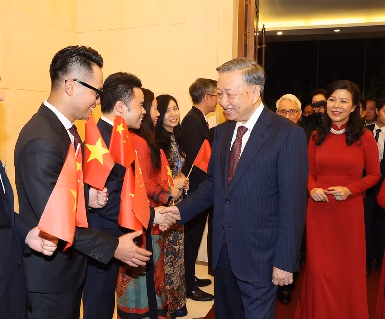 El dirigente con el personal de la Embajada de Vietnam en China.