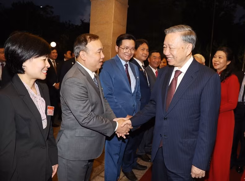 El secretario general del Partido Comunista y presidente de Vietnam, To Lam, y su esposa con funcionarios y personal de la Embajada de Vietnam en China.