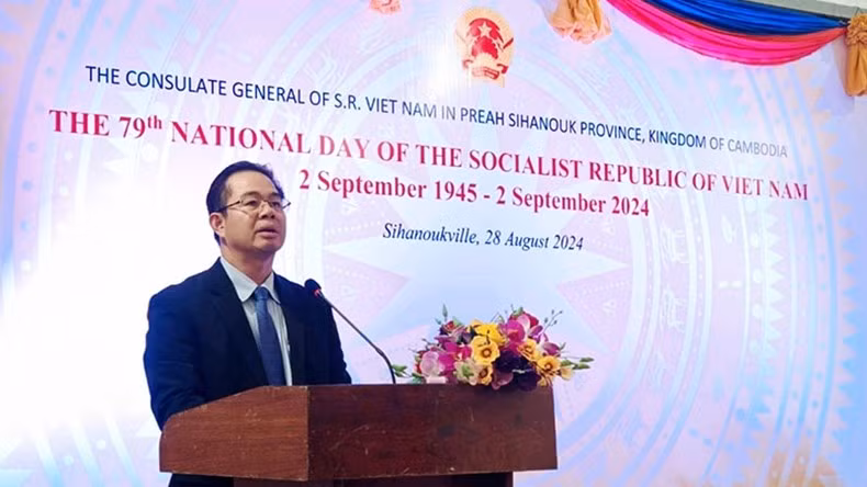El gobernador de Preah Sihanouk, Mang Sineth, destaca las relaciones entre Vietnam y Camboya.