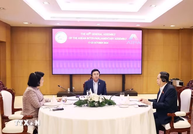 Tres titulares de Vietnam, Laos y Camboya sostienen un desayuno de trabajo.