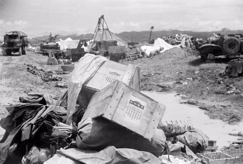Armas modernas y vehículos de guerra de marcas estadounidenses utilizados por los franceses fueron destruidos y capturados por soldados vietnamitas en Dien Bien Phu (Foto: VNA)
