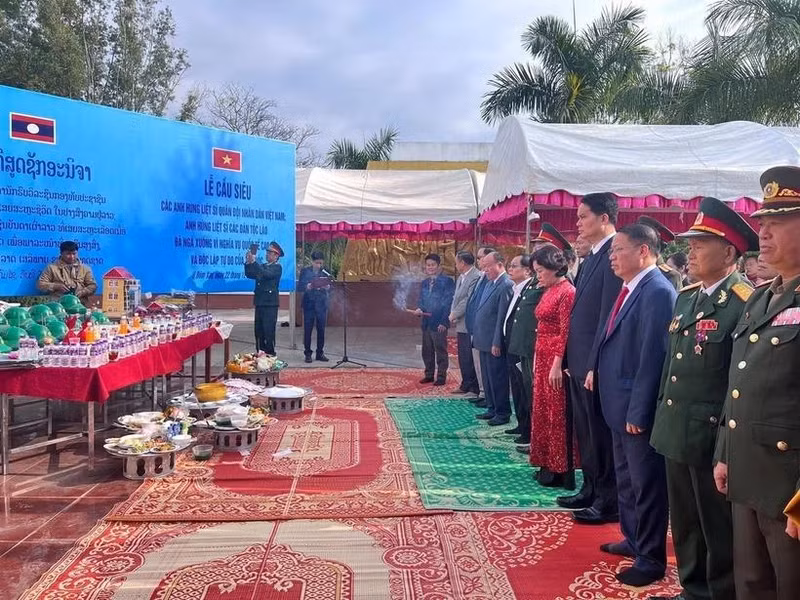 Delegados de Vietnam y Laos observan un minuto de silencio para conmemorar a los heroicos mártires de ambas naciones. (Foto: VNA)