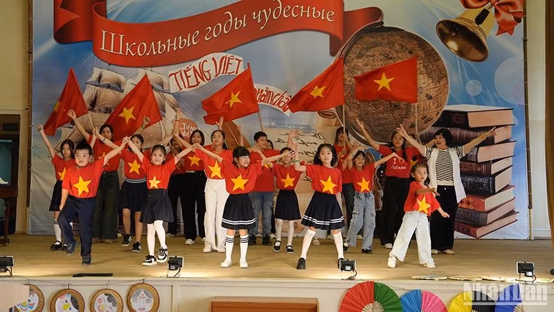 Los niños participan en un juego lingüístico en el festival. 