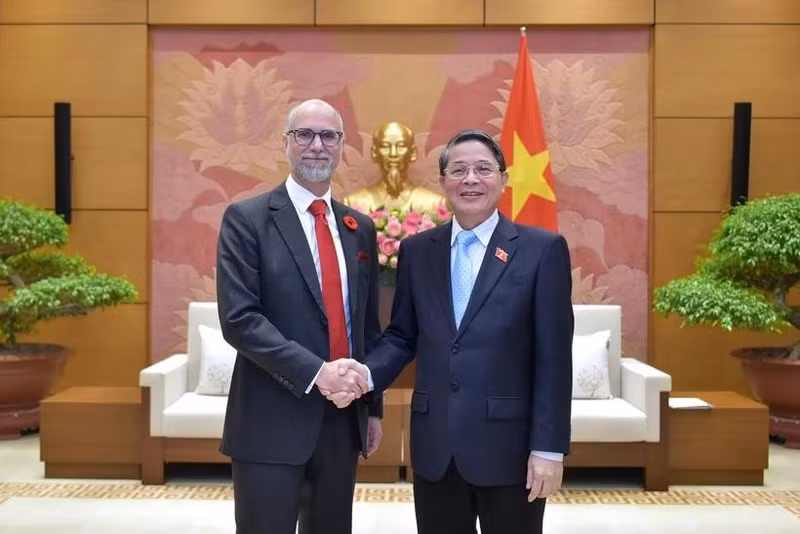 El vicepresidente de la Asamblea Nacional, Nguyen Duc Hai (derecha), y el embajador de Canadá en Vietnam, Perry Shawn Steil (foto: VNA)