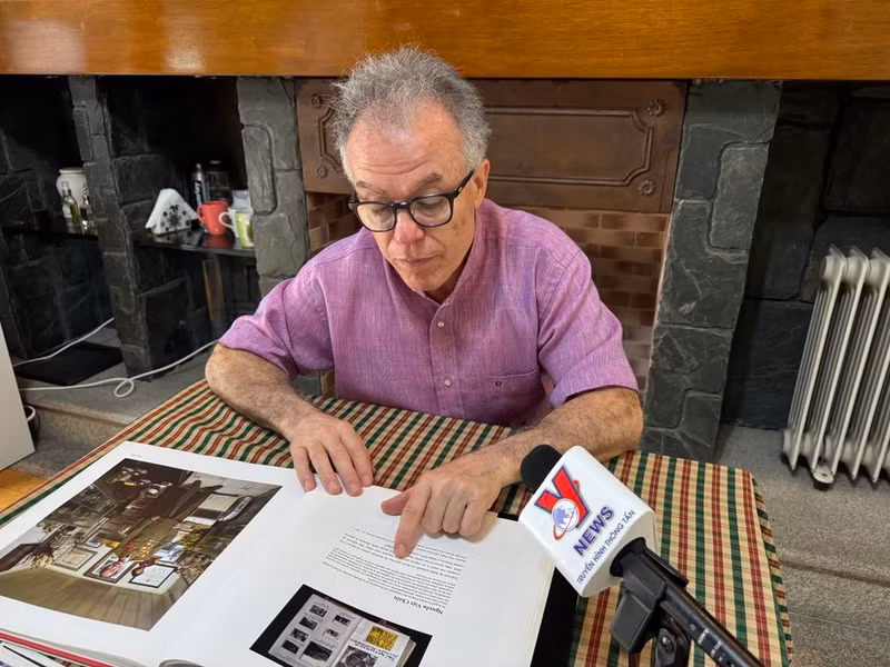 El fotógrafo Jorge Mónaco en conversación con corresponsal de la Agencia Vietnamita de Noticias (VNA) en Buenos Aires. (Fuente: VNA)