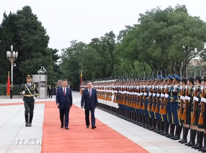 El secretario general del Partido Comunista de Vietnam y presidente del país, To Lam (derecha), y el secretario general del Partido Comunista y presidente de China, Xi Jinping, en el acto de bienvenida. (Foto: VNA)