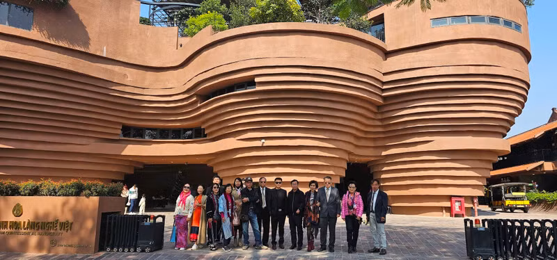 Periodistas tailandeses visitan aldea de cerámica Bat Trang 