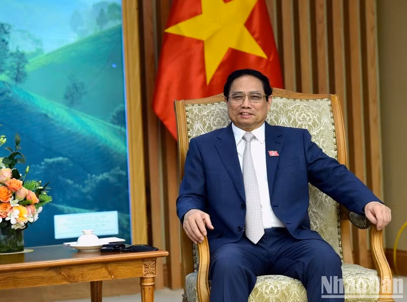El jefe del Gobierno vietnamita habla en la reunión.