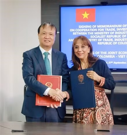 El viceministro de Industria y Comercio de Vietnam, Do Thang Hai, y la viceministra de Comercio, Industria y Turismo de Colombia, Soraya Caro Vargas, firman el Memorando de Entendimiento. (Foto: VNA)