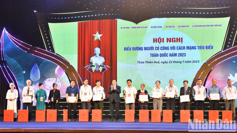 El premier Pham Minh Chinh entrega obsequios a los delegados.