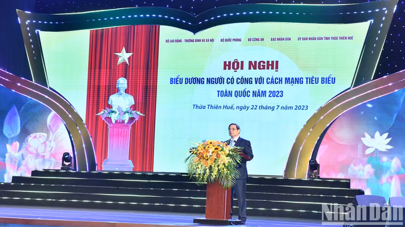 Minh Chinh elogia la voluntad y los esfuerzos de los inválidos de guerra, familiares de mártires y personas con méritos revolucionarios, quienes han superado cuantiosas dificultades y pérdidas para continuar contribuyendo a la causa de construcción y desarrollo de la Patria.