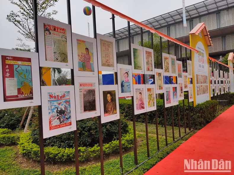La exposición “Viejas primavera en el Año Nuevo” presentó antiguas portadas sobre esa estación, lo que permitió reflejar la fuerza perdurable de la prensa revolucionaria vietnamita y documentar momentos inolvidables de la historia de la nación.
