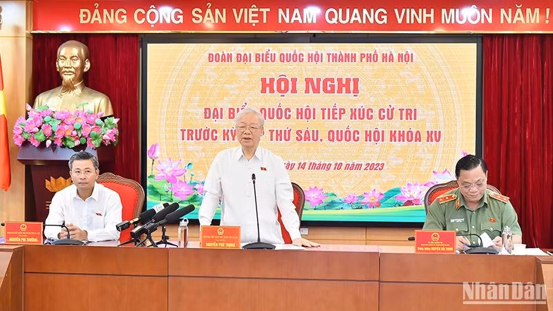El secretario general del PCV, Nguyen Phu Trong, se reúne con votantes de la capital. (Fotografía: Nhan Dan) El secretario general del PCV, Nguyen Phu Trong, se reúne con votantes de la capital. (Fotografía: Nhan Dan)