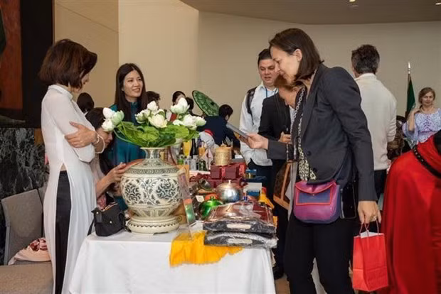 En el stand de cerámica de Vietnam (Fuente: VNA)