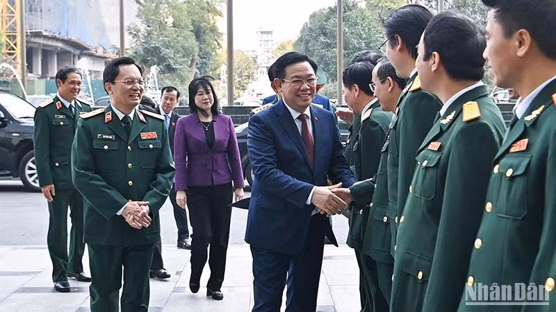 El presidente de la Asamblea Nacional, Vuong Dinh Hue y médicos en el Hospital Central Militar 108.
