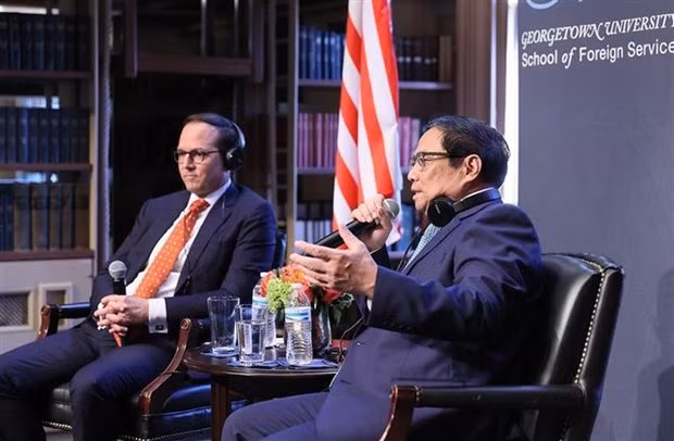 El primer ministro de Vietnam, Pham Minh Chinh, intercambia con los estudiantes de la Universidad de Georgetown. (Foto: VNA)