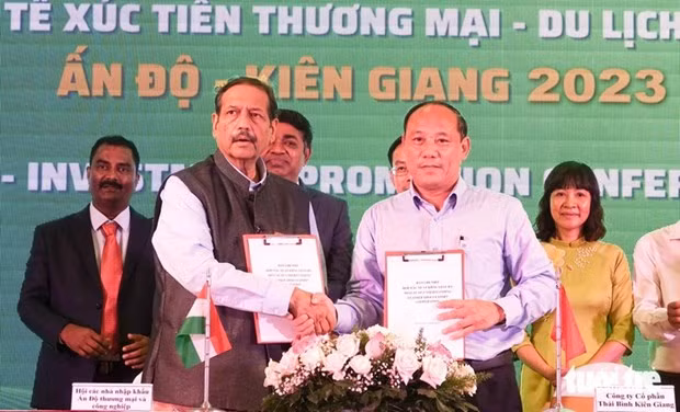 Representantes de las dos partes firman memorandos de entendimiento de cooperación (Fuente:Tuoitre.vn)