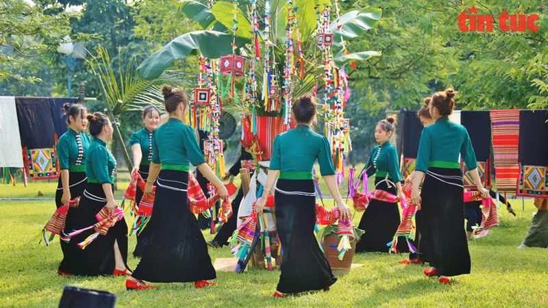 Durante el festival Then Kin Pang, los bailes y actuaciones crean atractivo y diversión, como el baile "Tang Bang", que pide lluvia para regar el mundo y llenar la casa de plantas exuberantes. (Fuente: VNA) Durante el festival Then Kin Pang, los bailes y actuaciones crean atractivo y diversión, como el baile "Tang Bang", que pide lluvia para regar el mundo y llenar la casa de plantas exuberantes. (Fuente: VNA)