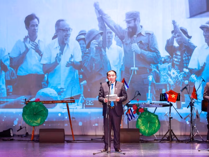 El ministro de Cultura, Deportes y Turismo de Vietnam, Nguyen Van Hung habla en la velada.